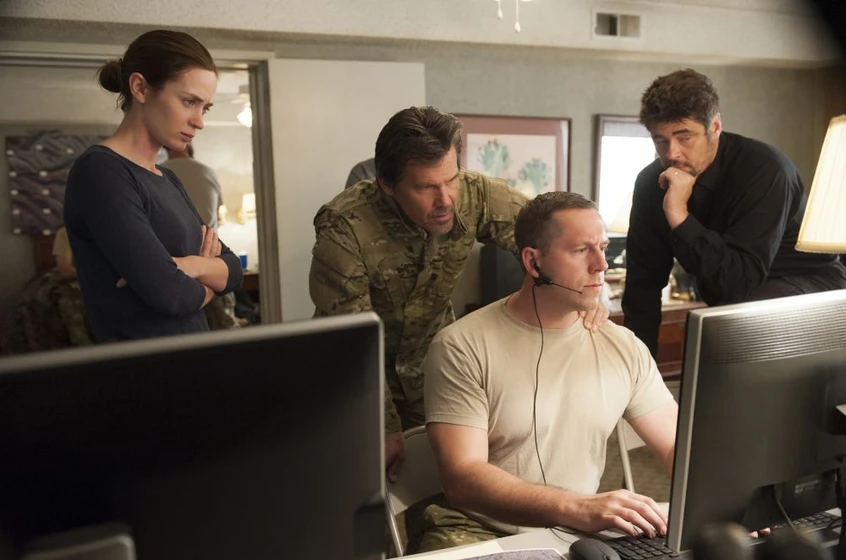 Josh Brolin, Benicio Del Toro y Emily Blunt en sicario-2015