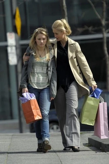 Kelly Rowan y Emily Osment en Acoso en la red social