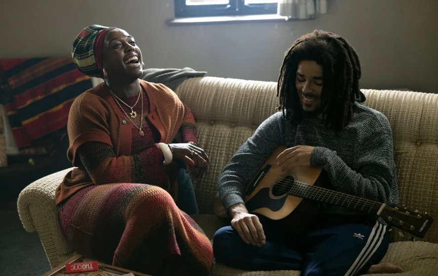 Kingsley Ben-Adir y Lashana Lynch en bob-marley-one-love