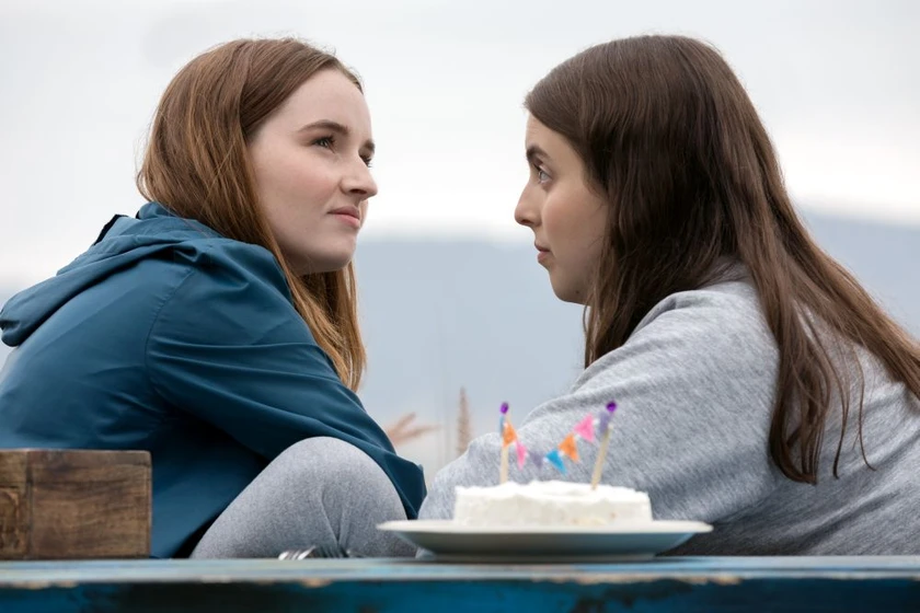 Kaitlyn Dever y Beanie Feldstein en super-empollonas
