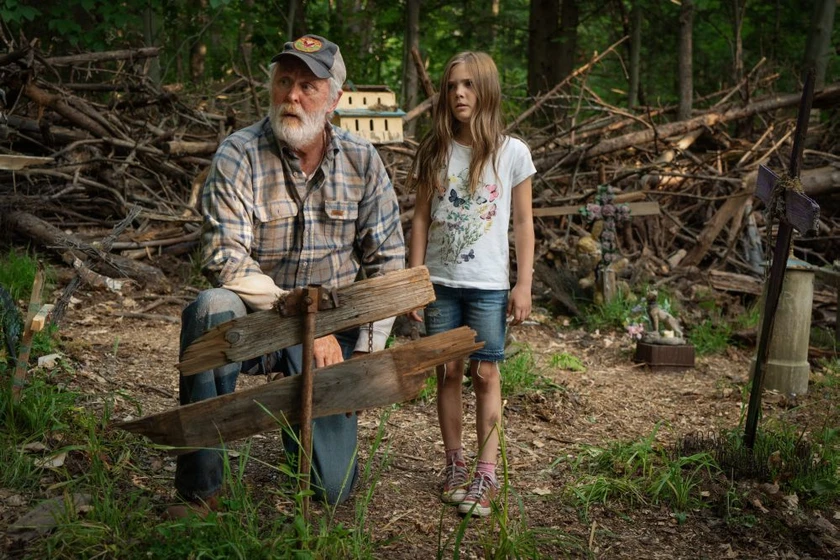 John Lithgow y Jeté Laurence en cementerio-de-animales