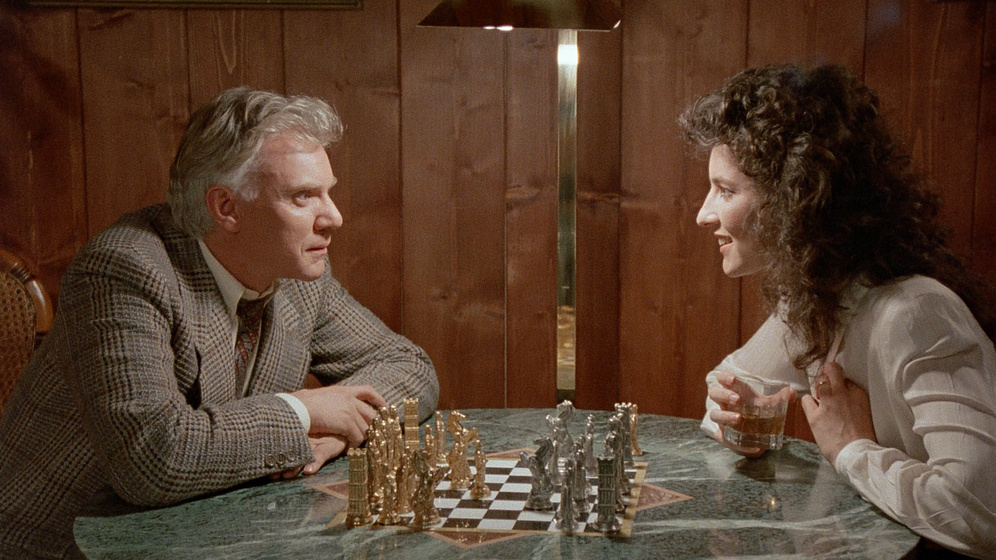 Malcolm McDowell y Madolyn Smith Osborne en The Caller (El Visitante)