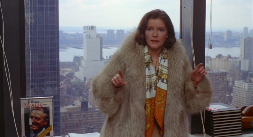 Kate Mulgrew en un-extrano-esta-mirando