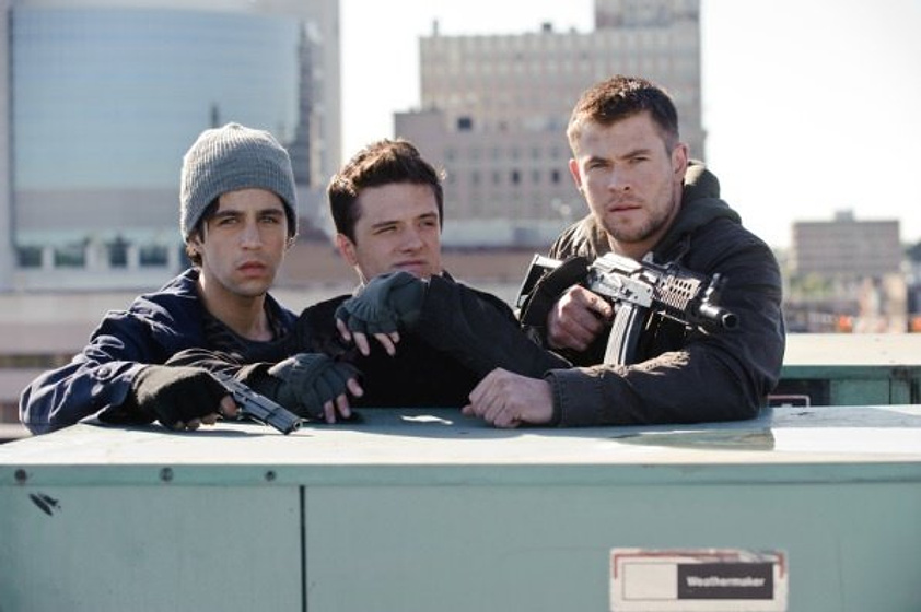 Josh Peck, Josh Hutcherson y Chris Hemsworth en Amanecer Rojo