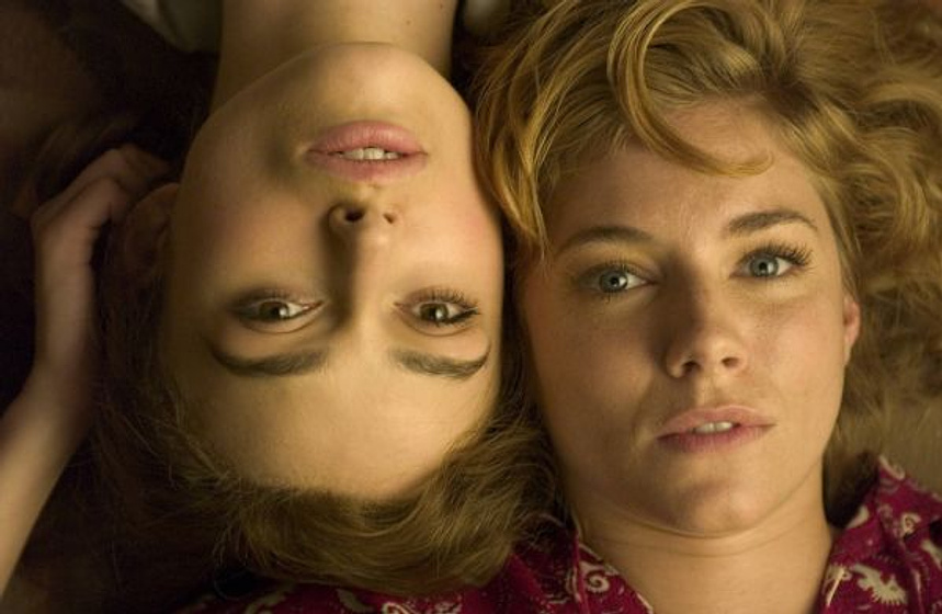 Keira Knightley y Sienna Miller en En el límite del amor