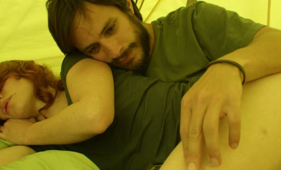 Gael García Bernal y Hani Furstenberg en un-planeta-solitario