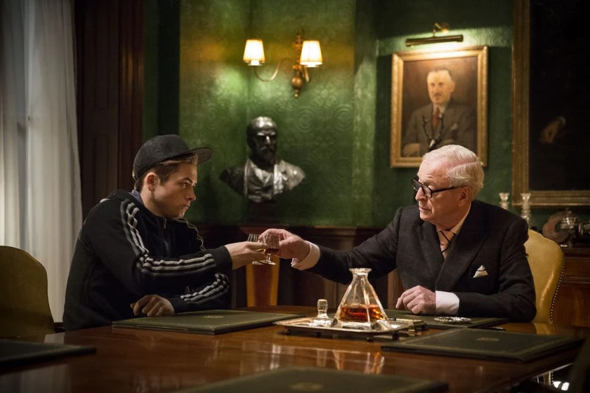 Michael Caine y Taron Egerton en kingsman-servicio-secreto
