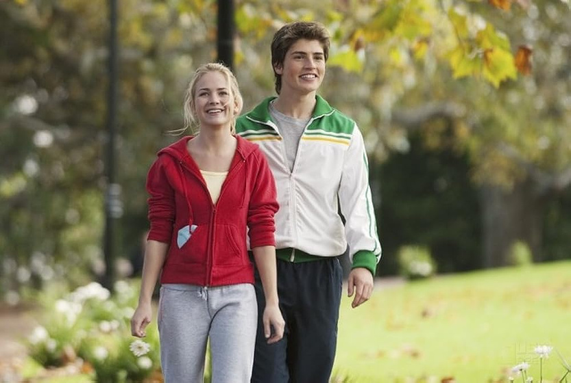 Britt Robertson y Gregg Sulkin en Avalon High