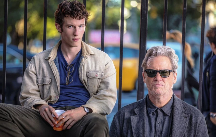 Jeff Bridges y Callum Turner en cancion-de-nueva-york