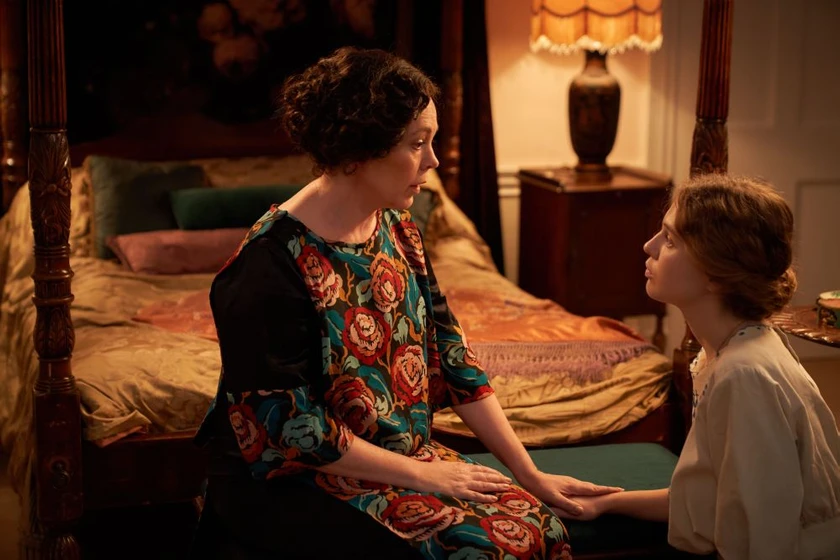 Olivia Colman y Odessa Young en primavera-en-beechwood