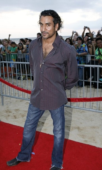 Naveen Andrews en Perdidos (Premiere temporada 6 (Honolulú, 2010))