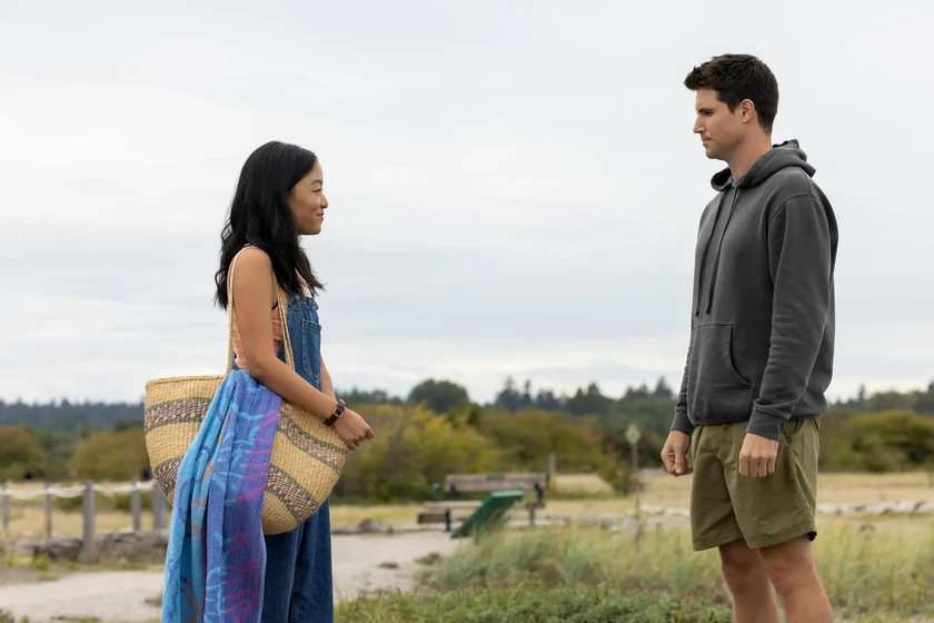 Robbie Amell y Andrea Bang en float