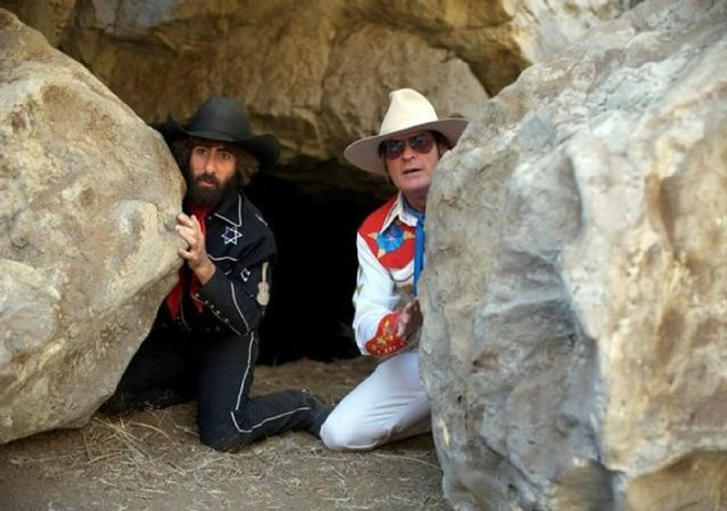 Charlie Sheen y Jason Schwartzman en A Glimpse Inside the Mind of Charles Swan III