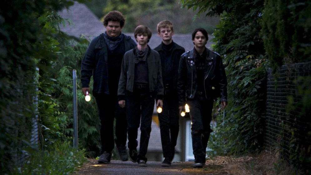 Judah Lewis, Caleb Emery, Graham Verchere y Cory Gruter-Andrew en verano-del-84