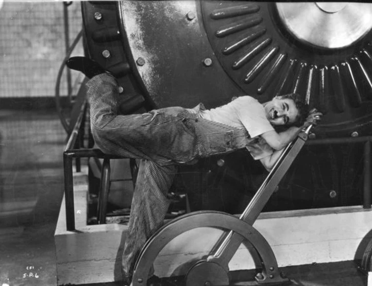 Charles Chaplin en tiempos-modernos