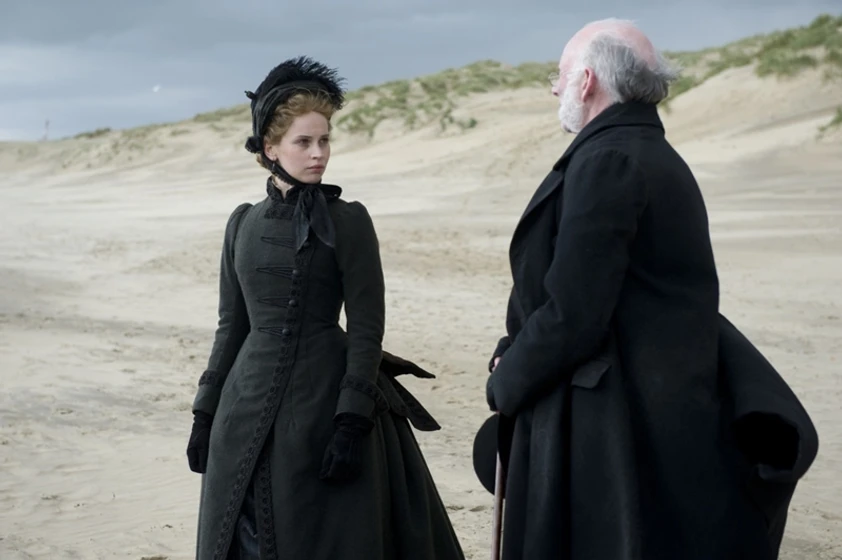 John Kavanagh y Felicity Jones en the-invisible-woman