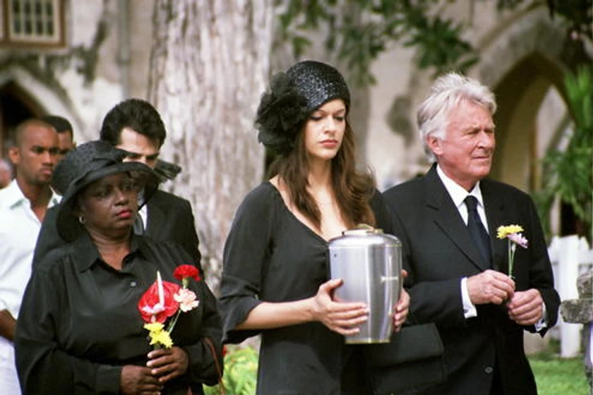 Suzan Anbeh y Günther Schramm en paraiso-robado-2005