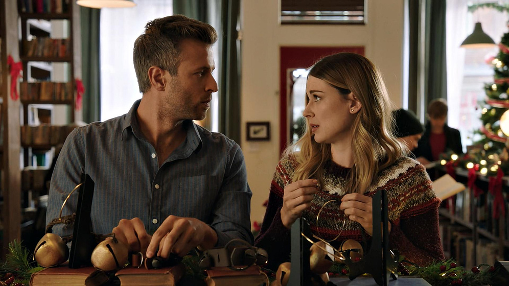 Alexandra Breckenridge y Jamie Spilchuk en Navidad a la Vuelta de la esquina