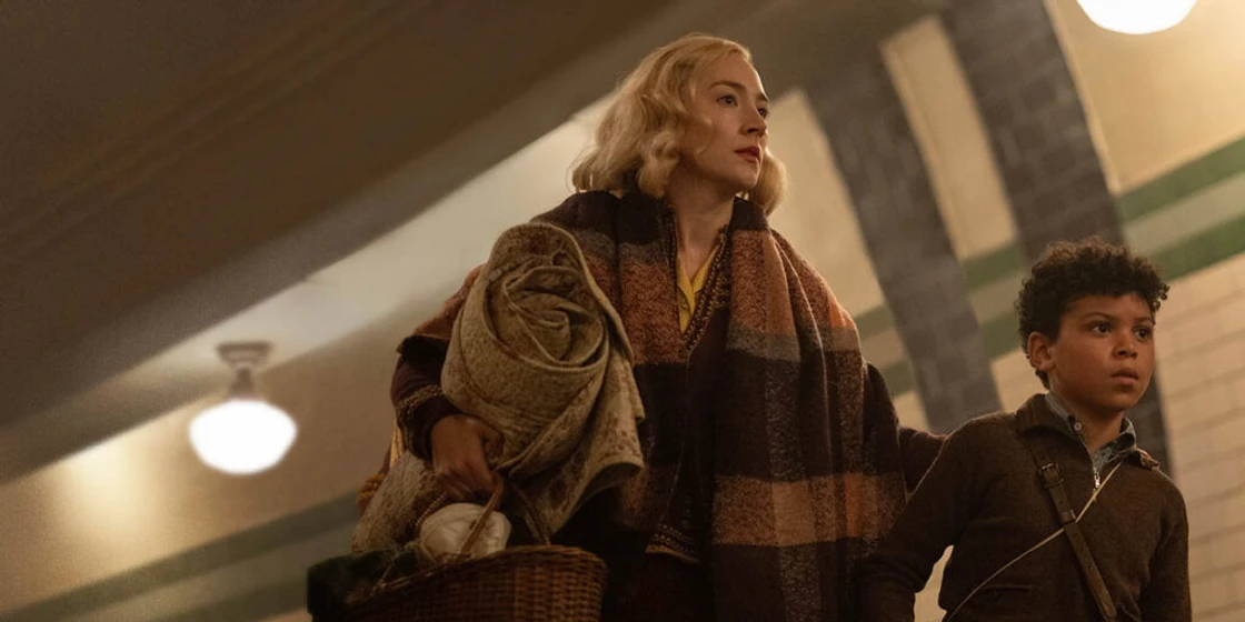 Saoirse Ronan y Elliott Heffernan en blitz-b7abd3c4-dcc2-4df5-9c38-bb5ca2e82d78