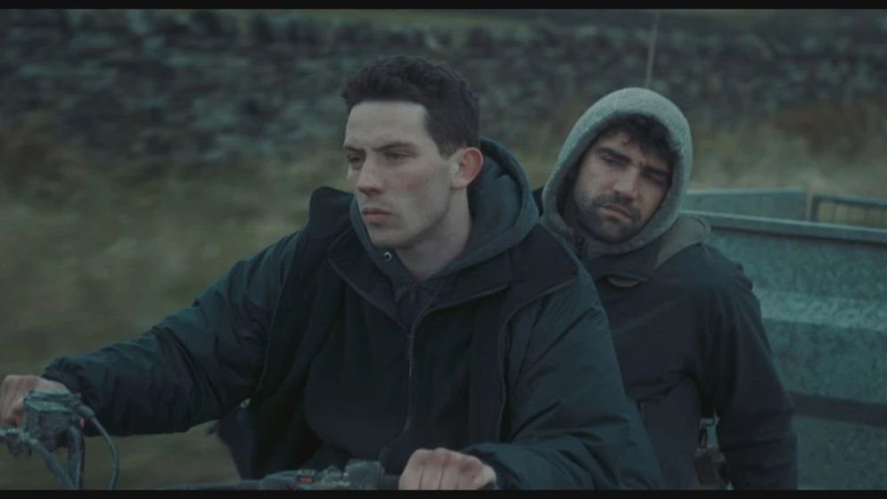 Josh O'Connor y Alec Secareanu en tierra-de-dios