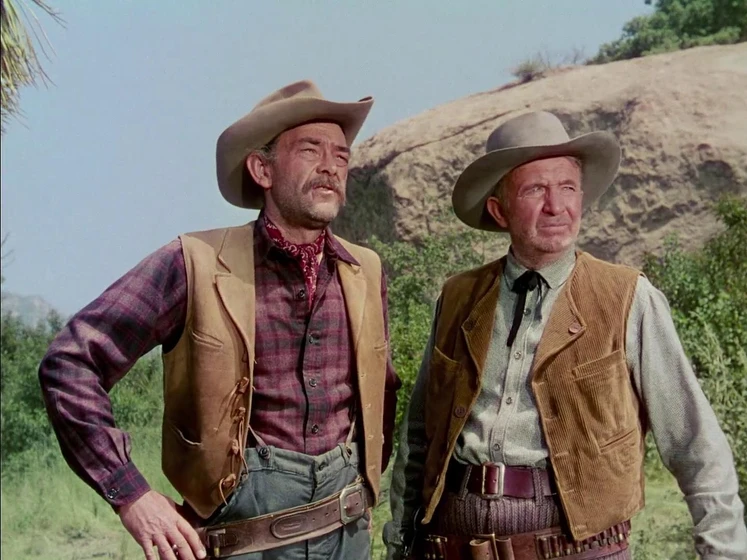 John McIntire y Walter Brennan en entre-el-valor-y-el-dinero
