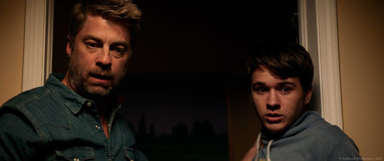 Jamison Jones y John-Paul Howard en Madre Oscura