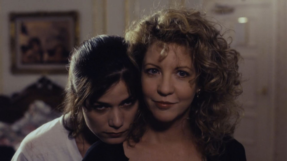 Nancy Allen y Linda Fiorentino en Amenaza Peligrosa
