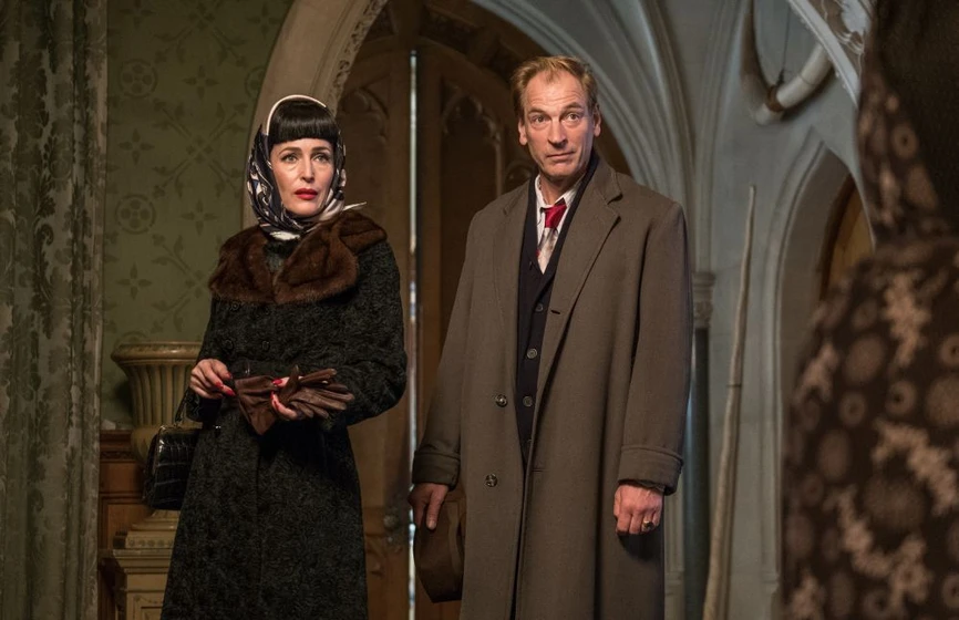 Julian Sands y Gillian Anderson en la-casa-torcida