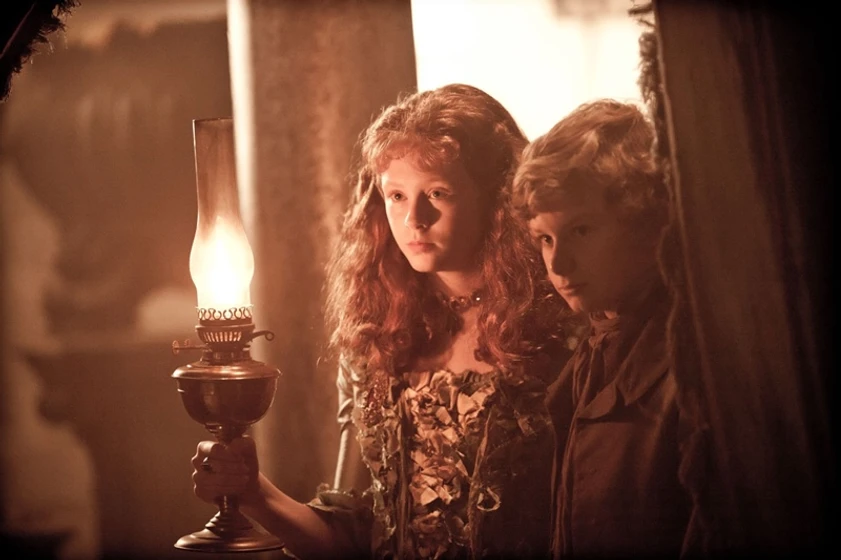 Toby Irvine y Helena Barlow en Grandes Esperanzas