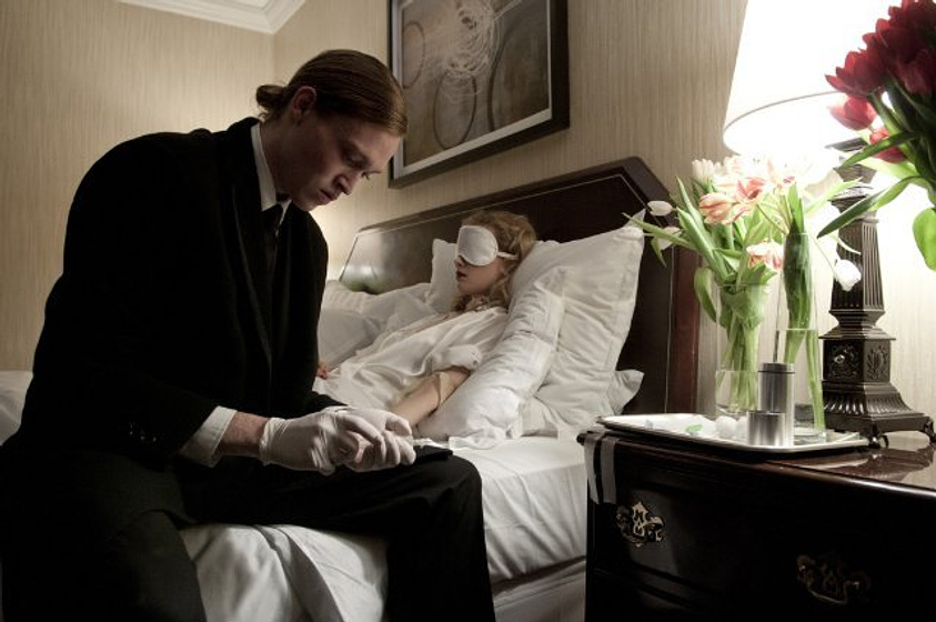 Caleb Landry Jones en Antiviral