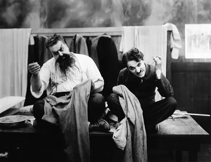 Charles Chaplin y Eric Campbell en Charlot, Sastre de Señoras