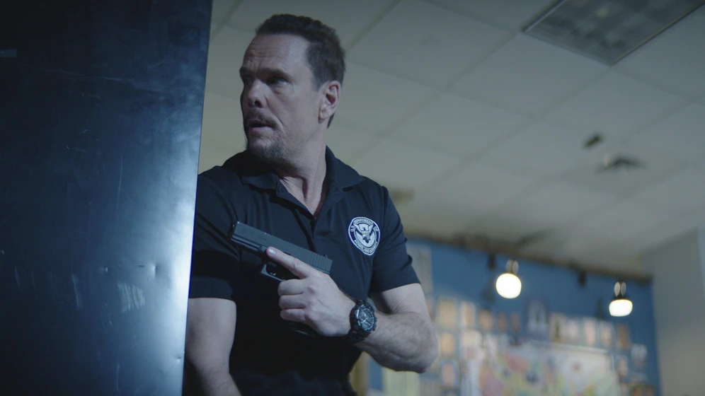 Kevin Dillon en bajo-vigilancia-2022