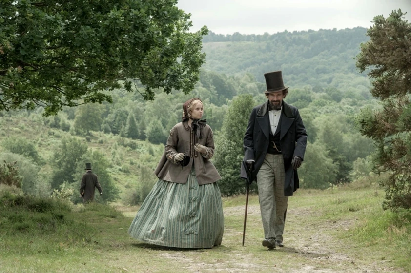 Ralph Fiennes y Felicity Jones en the-invisible-woman
