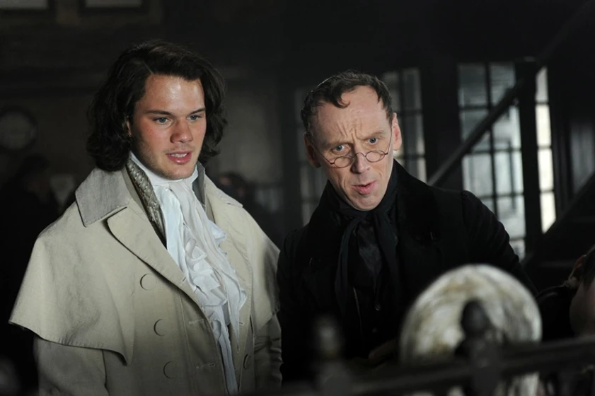Ewen Bremner y Jeremy Irvine en Grandes Esperanzas