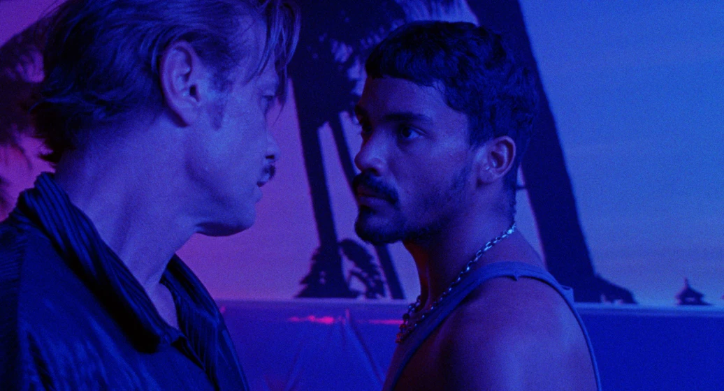 Iago Xavier en motel-destino