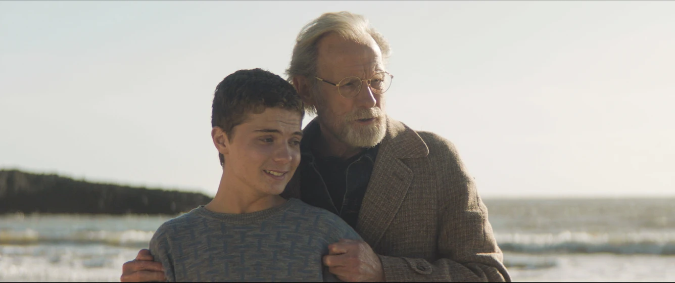 Bill Nighy y Roman Griffin Davis en a-quinientas-millas-de-casa
