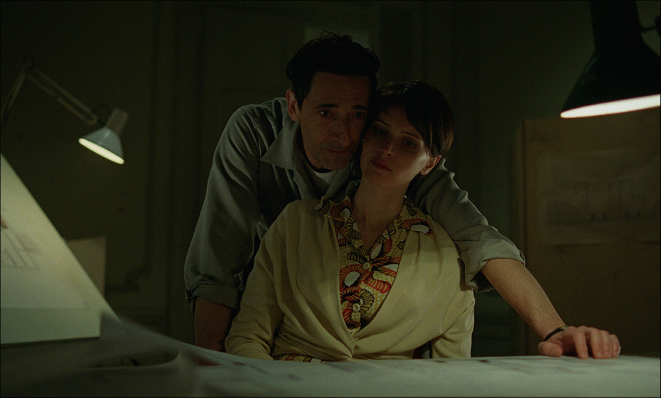 Adrien Brody y Felicity Jones en The Brutalist