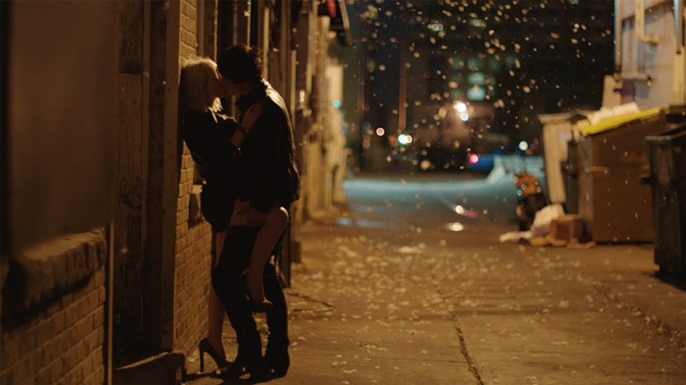 Emily Browning y Xavier Samuel en Plush