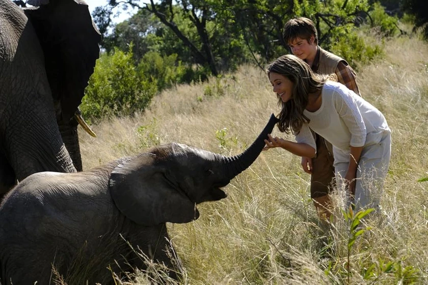 Elizabeth Hurley y Sam Ashe Arnold en una-aventura-africana
