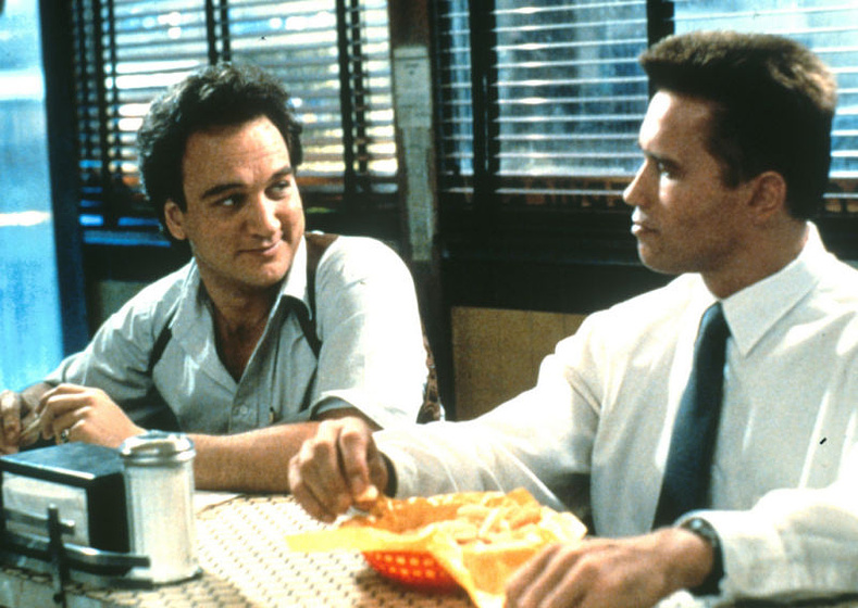 Arnold Schwarzenegger y Jim Belushi en Danko, Calor Rojo
