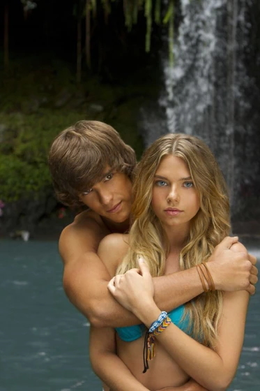 Indiana Evans y Brenton Thwaites en el-lago-azul-el-despertar