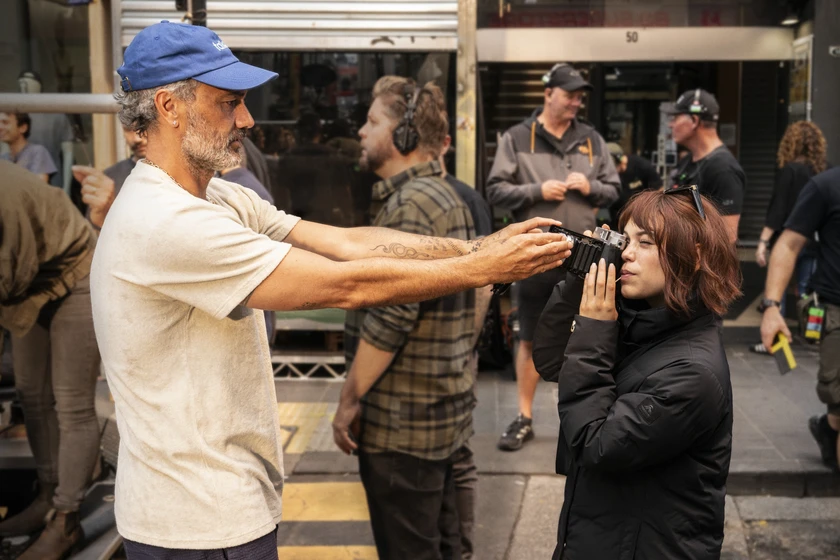 Taika Waititi y Jenna Ortega en klara-y-el-sol (Rodaje)