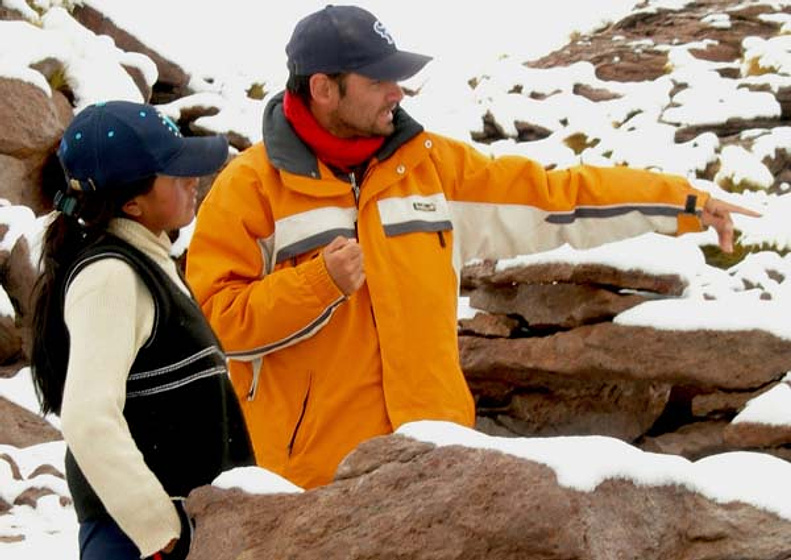 Esteban Larraín en Alicia en el país