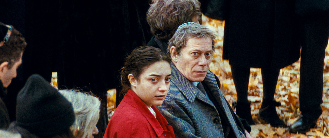 Mathieu Amalric y Luàna Bajrami en vida-privada-2025