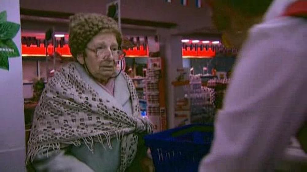 Zorka Manojlovic en strawberry-in-the-supermarket